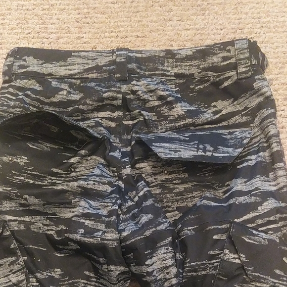 Under Armour Gray Cargo Snow Pants - Picture 4 of 7